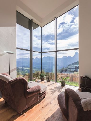 Große Fensterfront mit Ausblick