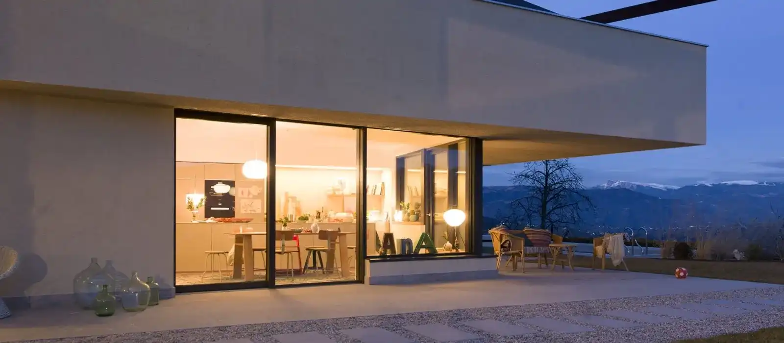 Wohnhaus mit modernen Fenstern in alpiner Umgebung