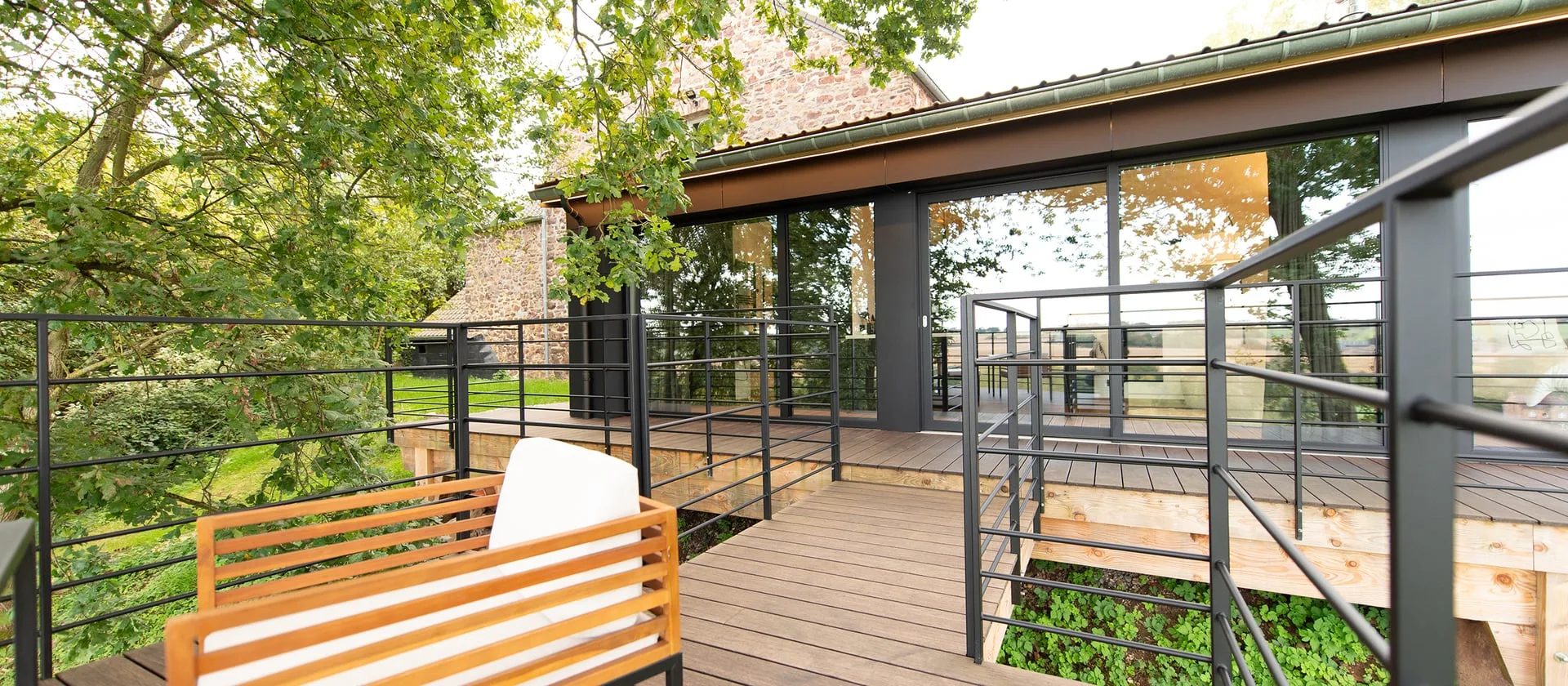 Neue Gästezimmer in Namur mit modernen Fenstern