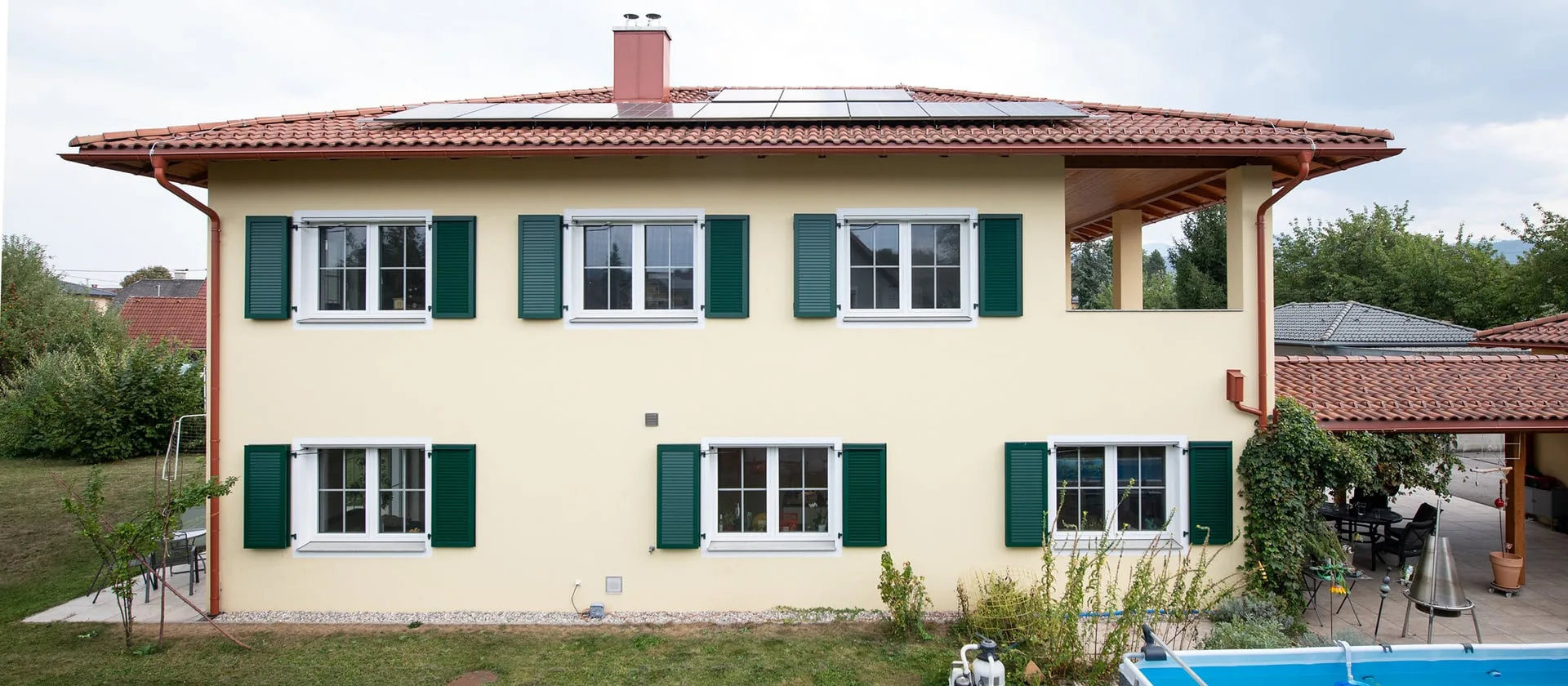 Charmanter Neubau im Toscana-Stil mit passenden Fenstern