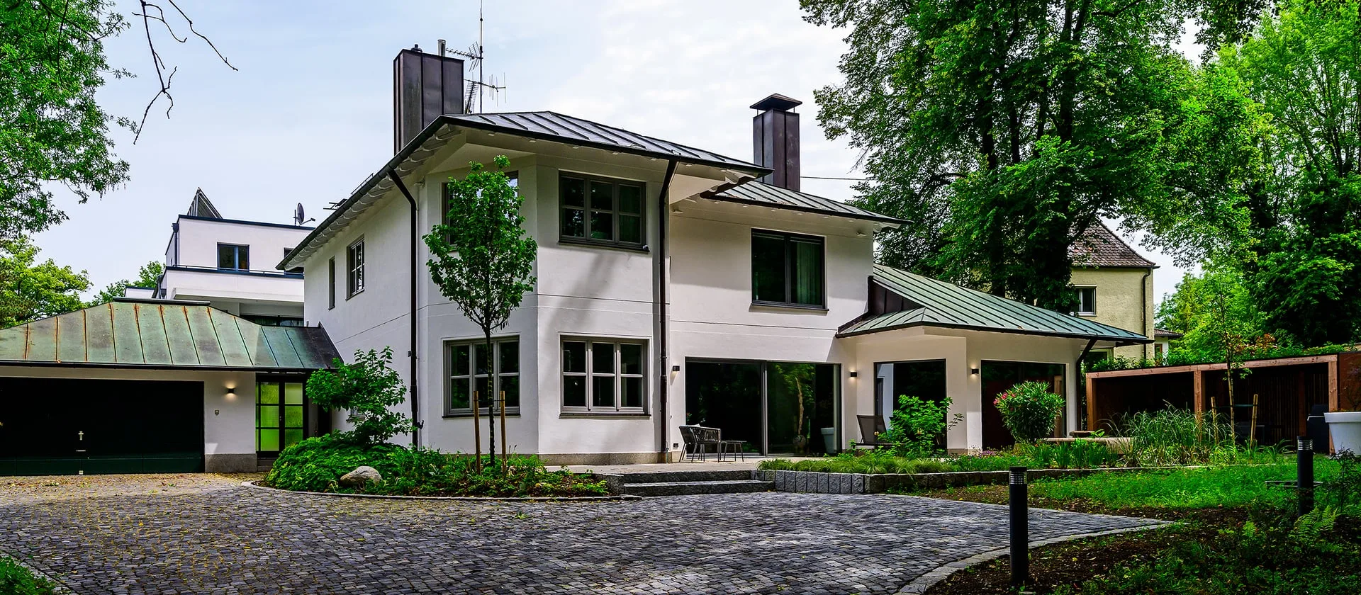 Villa in Augsburg mit modernen Fenstern und großen Glasflächen