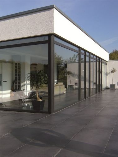 Große Glasfront mit Schiebetür
